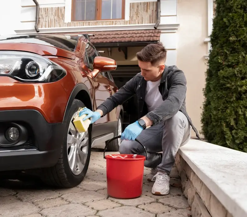 Lavage auto à domicile Flumet : professionnel intervenant sur un véhicule